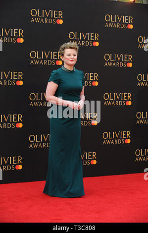 Monica Dolan vu sur le tapis rouge lors de l'Olivier prix à l'Albert Hall à Londres. Banque D'Images