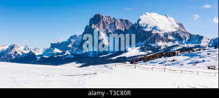 Alpe di Siusi, Dolomites. Vue sur les sommets du plateau de Siusi. L'hiver de rêve Banque D'Images