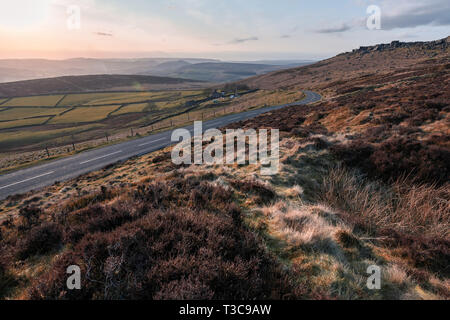 Beau coucher de soleil au début du printemps dans le district de pointe à Stanage Edge près de Hathersage, Derbyshire - Mars 2019 Banque D'Images