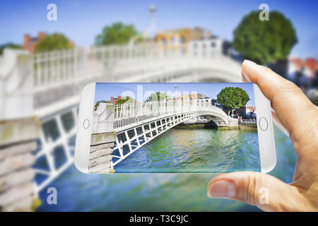 Le plus célèbre pont de Dublin appelé "demi-penny Bridge" à cause de la ligne sans frais facturés pour l'adoption - Smartphone concept avec 3D render Banque D'Images