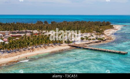 Vue aérienne de la plage à la croisière centre de Grand Turk dans les Caraïbes. Banque D'Images