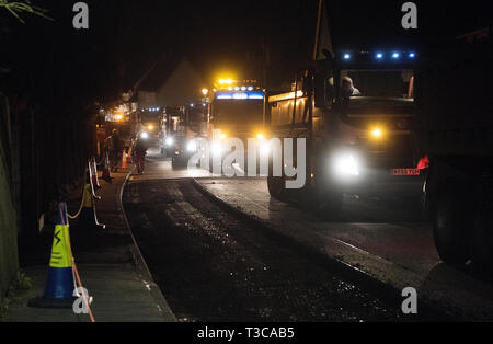 Thaxted Essex England UK. Les grands travaux de resurfaçage pour 7 nuits, du 5 avril au 12 avril 2019 le travail de nuit : La photographie montre la scène nocturne en tant que travailleurs fr Banque D'Images