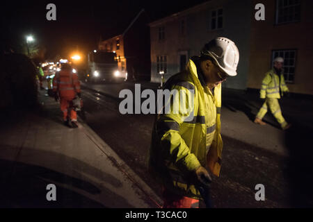 Thaxted Essex England UK. Les grands travaux de resurfaçage pour 7 nuits, du 5 avril au 12 avril 2019 le travail de nuit : La photographie montre la scène nocturne en tant que travailleurs fr Banque D'Images