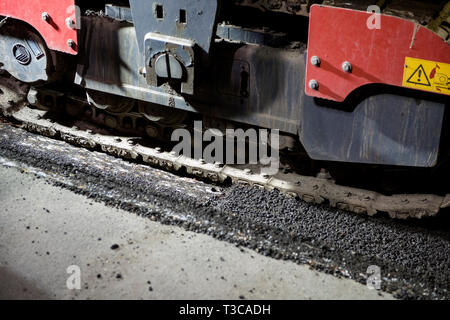 Thaxted Essex England UK. Les grands travaux de resurfaçage pour 7 nuits, du 5 avril au 12 avril 2019 le travail de nuit : La photographie montre la scène nocturne en tant que travailleurs fr Banque D'Images