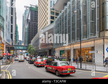 Magasins et les taxis sur Queen's Road Central district, dans l'île de Hong Kong, Hong Kong, Chine Banque D'Images