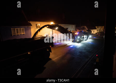 Thaxted Essex England UK. Les grands travaux de resurfaçage pour 7 nuits, du 5 avril au 12 avril 2019 le travail de nuit : La photographie montre la scène nocturne en tant que travailleurs fr Banque D'Images