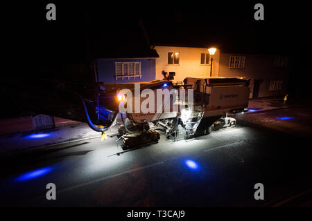 Thaxted Essex England UK. Les grands travaux de resurfaçage pour 7 nuits, du 5 avril au 12 avril 2019 le travail de nuit : La photographie montre la scène nocturne en tant que travailleurs fr Banque D'Images