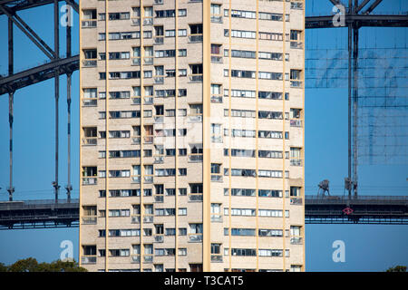 North Sydney appartements en face de la Sydney Harbour Bridge de Balls Head réserver un jour d'été sur le 8 février 2015. Banque D'Images