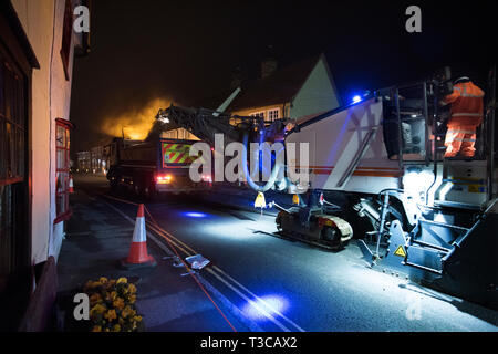 Thaxted Essex England UK. Les grands travaux de resurfaçage pour 7 nuits, du 5 avril au 12 avril 2019 le travail de nuit : La photographie montre la scène nocturne en tant que travailleurs fr Banque D'Images