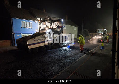 Thaxted Essex England UK. Les grands travaux de resurfaçage pour 7 nuits, du 5 avril au 12 avril 2019 le travail de nuit : La photographie montre la scène nocturne en tant que travailleurs fr Banque D'Images