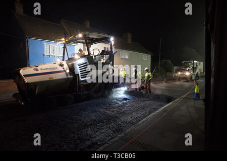 Thaxted Essex England UK. Les grands travaux de resurfaçage pour 7 nuits, du 5 avril au 12 avril 2019 le travail de nuit : La photographie montre la scène nocturne en tant que travailleurs fr Banque D'Images