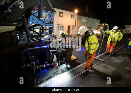 Thaxted Essex England UK. Les grands travaux de resurfaçage pour 7 nuits, du 5 avril au 12 avril 2019 le travail de nuit : La photographie montre la scène nocturne en tant que travailleurs fr Banque D'Images