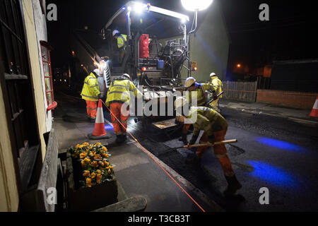 Thaxted Essex England UK. Les grands travaux de resurfaçage pour 7 nuits, du 5 avril au 12 avril 2019 le travail de nuit : La photographie montre la scène nocturne en tant que travailleurs fr Banque D'Images