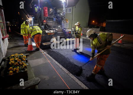 Thaxted Essex England UK. Les grands travaux de resurfaçage pour 7 nuits, du 5 avril au 12 avril 2019 le travail de nuit : La photographie montre la scène nocturne en tant que travailleurs fr Banque D'Images