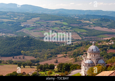 Avis de campagne d'Ombrie à partir de la ville de Todi, Italie avec Santa Maria della Consolazione dans l'angle inférieur droit Banque D'Images