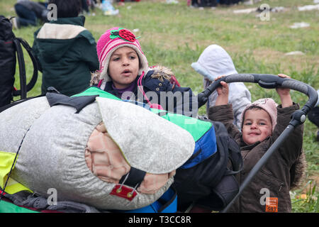 Thessalonique, Grèce - le 5 avril 2019 : Des centaines de migrants et de réfugiés se sont réunis à la suite des appels des médias sociaux anonyme de marcher jusqu'à ce que le nord de bor Banque D'Images