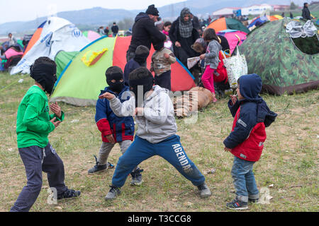 Thessalonique, Grèce - 6 Avril, 2019 : Des centaines de migrants et de réfugiés se sont réunis à la suite des appels des médias sociaux anonyme de marcher jusqu'à ce que le nord de bor Banque D'Images