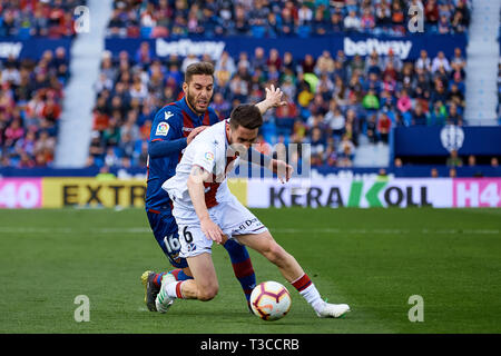 Valence, Espagne - AVRIL 07 : Moi Gomez (R) de SD Huesca est en concurrence pour le bal avec Ruben Rochina Naixes de Levante UD au cours de la correspondance entre la Liga Levante UD et SD Huesca à Ciutat de Valencia le 7 avril 2019 à Valence, en Espagne. (Photo de David Aliaga/MO Media) Banque D'Images
