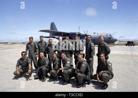 30 octobre 1993 Un équipage de l'air USAF avec leurs Lockheed AC-130H Gunship Spectre 'Fatal Attraction' à l'aéroport de Mogadishu, Somalie. Banque D'Images