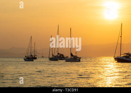 Coucher du soleil sur les voiliers en Îles de Lérins, Cannes Côte d'Azur France Banque D'Images