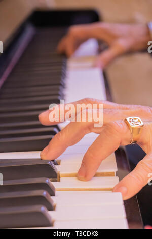 Mains de l'homme sur les touches d'un piano Banque D'Images