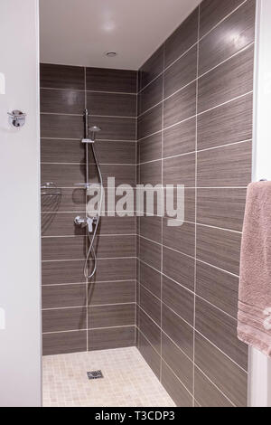 Douche italienne moderne et design, couleur marron Banque D'Images