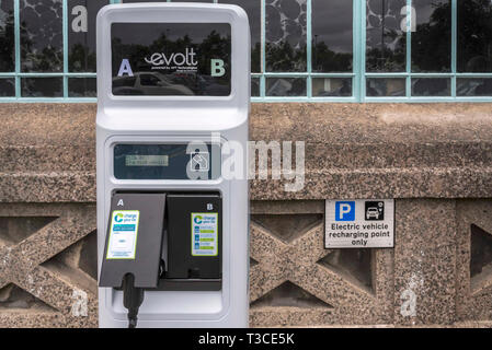 Points de recharge pour voitures électriques à Seacombe ferry terminal. Banque D'Images