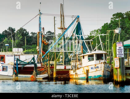 Le soleil se couche à l''Ma Dame' et d'autres bateaux de crevettes, le 2 mai 2014, à Bayou La Batre, Alabama. Banque D'Images