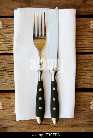 Couteau, fourchette et serviette de table restaurant en bois sur Banque D'Images