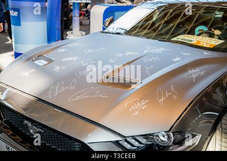 Ford Mustang seule pièce - Hans Rostock football club avec les signatures de tous les joueurs sur le capot Banque D'Images