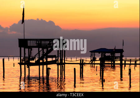 Le soleil se couche sur la baie sur la plage Portersville Coden, 30 septembre 2014, dans l'Alabama, Coden. Banque D'Images