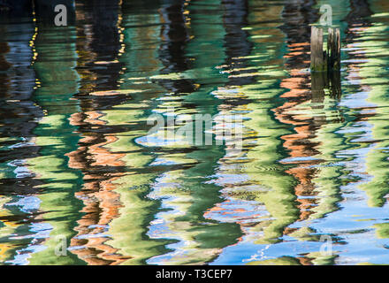 Un bateau de la crevette et du quai se reflètent dans l'eau à Bayou La Batre, Alabama, le 9 mai 2015. Banque D'Images