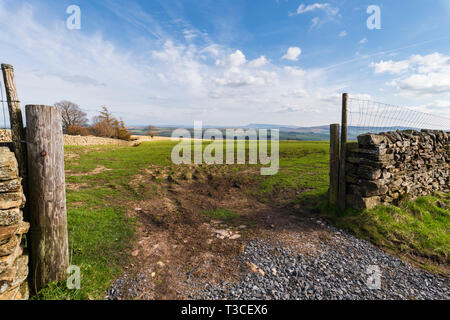 À la via une passerelle sur Merrybent vers une colline Pendle Hill lointain dans le Lancashire, Angleterre. 06 avril 2019 Banque D'Images