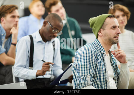 Les étudiants à la conférence multiethnique pensif Banque D'Images