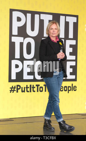 Londres, Royaume-Uni. Mar 23, 2019. Mariella Frostrup, communicateur, animateur au vote du peuple Mars et rallye, 'le mettre aux gens." La Place du Parlement. Banque D'Images