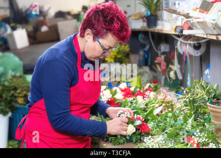 Portrait of female florist création magnifique bouquet flower shop . Banque D'Images