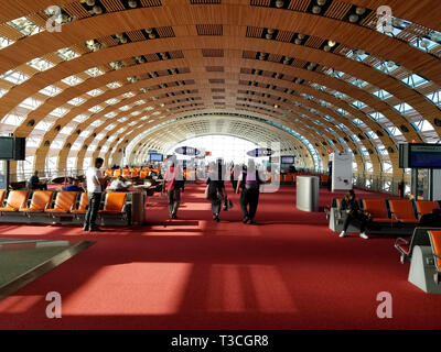 PARIS, FRANCE - 18 octobre 2018 : l'aéroport de Paris Charles de Gaulle terminal des départs K., également connu sous le nom de l'aéroport de Roissy. Paris CDG Airport est la grande Banque D'Images
