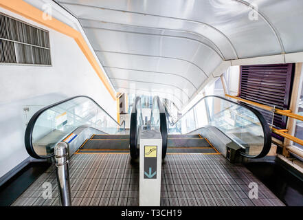 Faites défiler l'escalator Tunnel en milieu urbain Banque D'Images