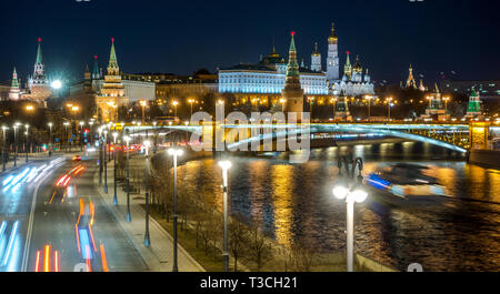 La circulation automobile sur Prechistenskaya remblai. Voir la soirée de la Moskova, Pont Bolshoy Kamenny et Kremlin. Banque D'Images