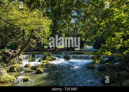 L'eau de l'ISAR dans le jardin anglais, Munich, Allemagne. Banque D'Images