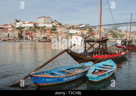 Les bateaux traditionnels utilisés pour transporter la précieuse cargaison de barils de port sur la rivière Douro, à Porto, Portugal Banque D'Images