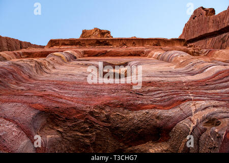 Les exposés et de rochers de grès des couches minérales à l'intérieur des tombes anciennes de Pétra, en Jordanie. Modèle géologique de grès, de texture à Petra, Banque D'Images