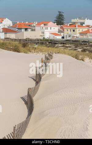 Clôtures en bois dans les dunes pour empêcher le sable de déménagement, Costa Nova, Aveiro, Portugal Banque D'Images