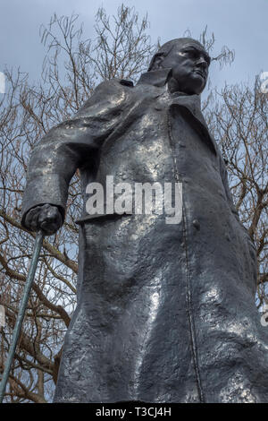 Statue de Winston Churchill (par Ivor Roberts-Jones) à la place du Parlement, Londres, Angleterre Banque D'Images