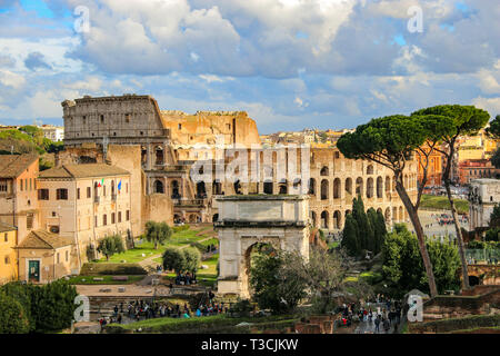 Le Colisée du Forum, Rome, Italie Banque D'Images