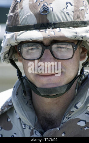 30 octobre 1993, soldat de l'armée américaine, le sergent Lane de la 24e Division d'infanterie, qui vient d'arriver par bateau du nouveau port de Mogadiscio en Somalie. Banque D'Images