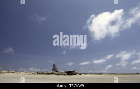 30 octobre 1993 USAF Lockheed AC-130H Gunship Spectre 'Fatal Attraction' à l'aéroport de Mogadishu, Somalie. Dans leur "bunkers" dans l'arrière-plan sont de l'armée américaine Sikorsky UH-60 Black Hawk et des hélicoptères Bell AH-1 Cobra Hélicoptères d'attaque. Banque D'Images