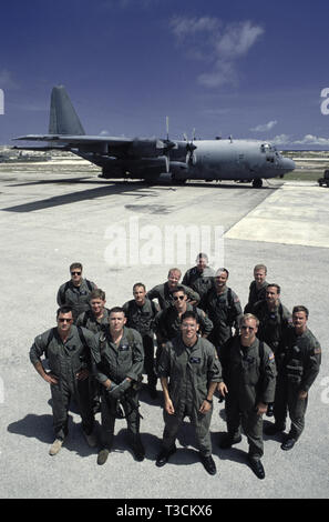 30 octobre 1993 Un équipage de l'air USAF avec leurs Lockheed AC-130H Gunship Spectre 'Fatal Attraction' à l'aéroport de Mogadishu, Somalie. Banque D'Images