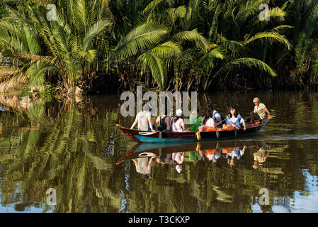Groupe de touristes sur un bateau sur la rivière Thu Bon, Hoi An Banque D'Images