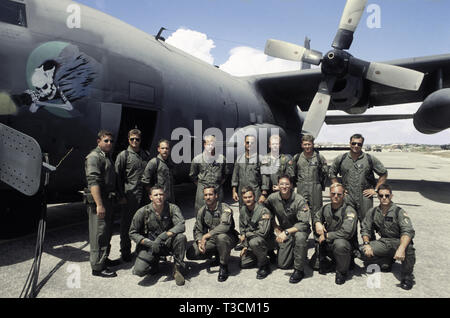 30 octobre 1993 Un équipage de l'air USAF avec leurs Lockheed AC-130H Gunship Spectre 'Fatal Attraction' à l'aéroport de Mogadishu, Somalie. Banque D'Images